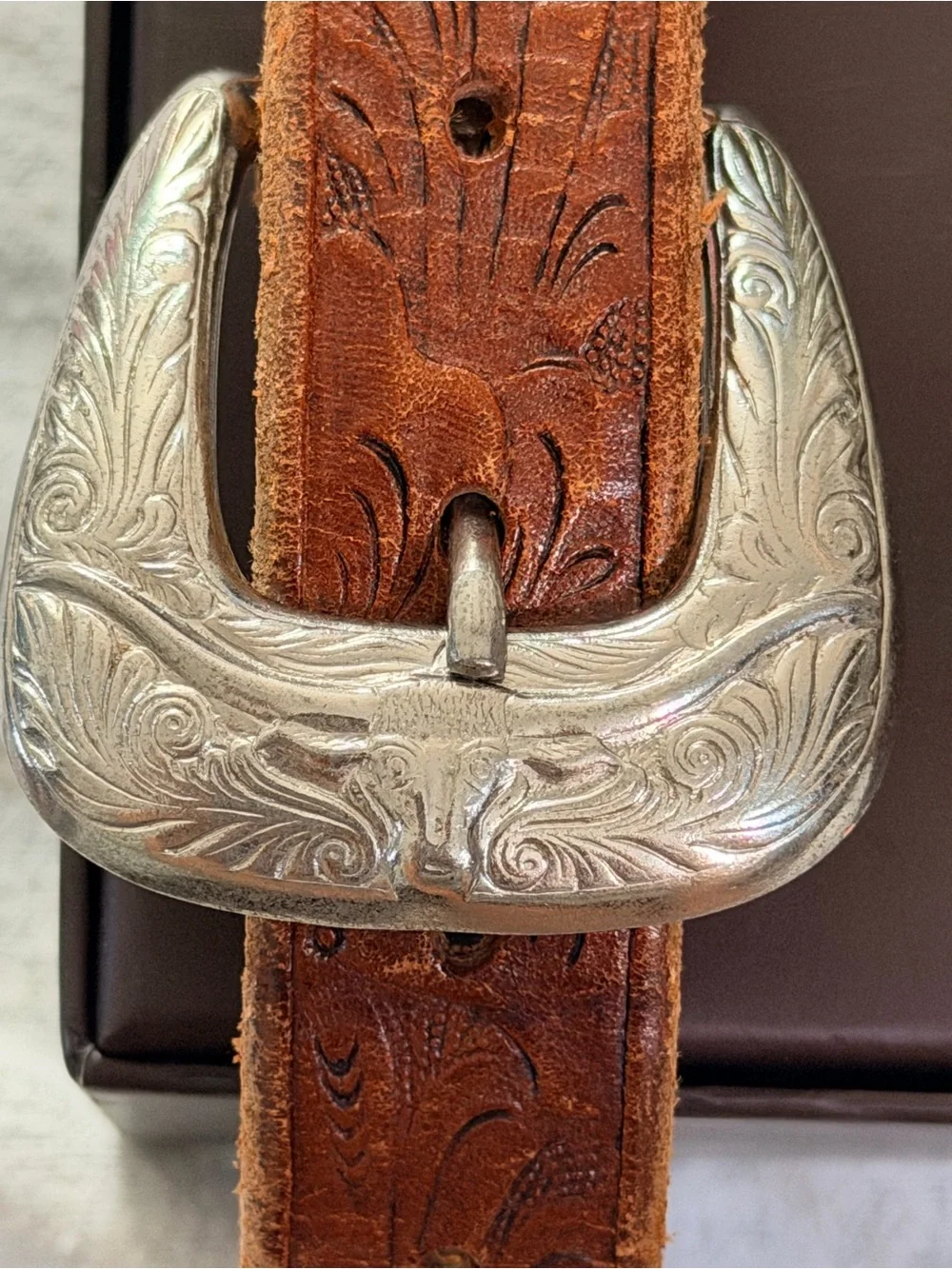 Vintage Western tooled leather belt with a three-piece engraved silver-tone 26